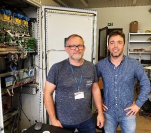 Equipo de ingenieros y especialistas técnicos de Gramler Drives en taller de desarrollo de variadores de frecuencia