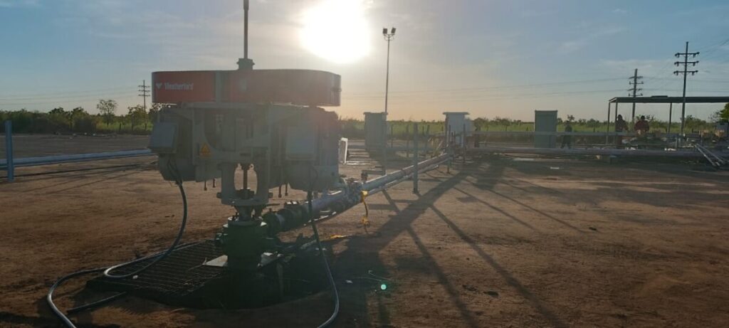 Cabezal de rotación para bombeo de cavidad progresiva BCP instalado en localización petrolera, controlado por variador Twerd.