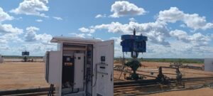 Tablero de control industrial con variador de frecuencia TWERD instalado junto a un cabezal BCP en pozo petrolero