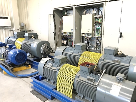 Banco de pruebas de motores eléctricos para variadores de frecuencia industrial en taller de desarrollo.