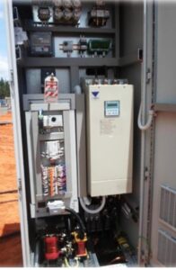Primer prototipo de gabinete eléctrico con variador de frecuencia TWERD MFC710 para aplicaciones industriales oil and gas